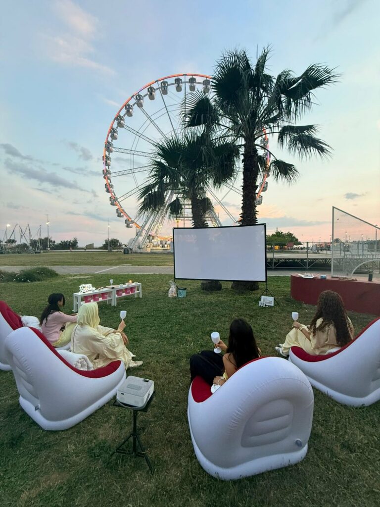 Cinéma en plein air pour anniversaire enfant : écran, fauteuils et guirlandes lumineuses
