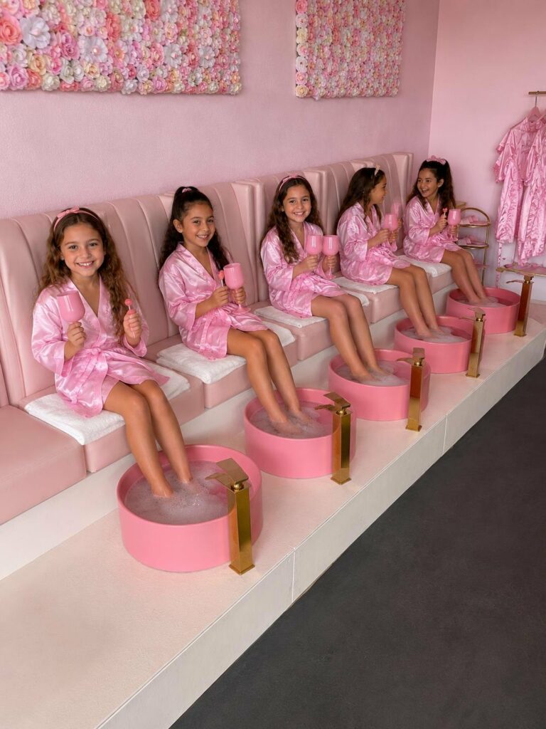 Salon Le Royaume des Princesses à Caissargues, près de Nîmes, décoré en rose et doré